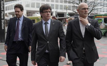 El presidente catal&aacute;n, Carles Puigdemont, junto al responsable de Exteriores de la Generalitat, Ra&uuml;l Romeva, el pasado marzo en Washington 