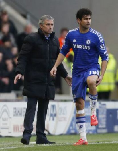 Diego Costa se toca la pierna izquierda durante el partido ante el Hull