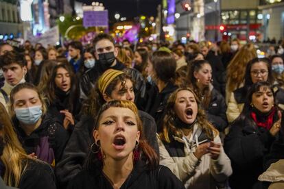 La manifestación de este 25N en la capital ha sido convocada por el Movimiento Feminista de Madrid. Desde la Plaza de Cibeles hasta la Puerta del Sol, 1.200 personas —según las estimaciones de la Delegación del Gobierno— marchan al ritmo de tambores y ondeando banderas moradas.