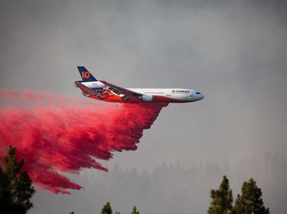 Un avión DC-10 deja caer retardante sobre el incendio Bootleg en el sur de Oregón, en una imagen del 15 de julio.