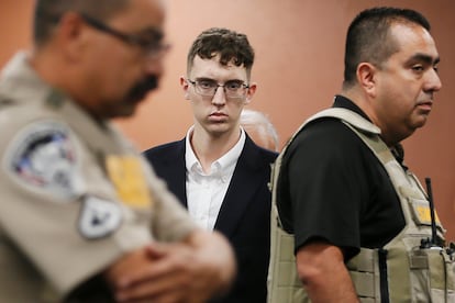 Patrick Crusius, el asesino de la matanza de El Paso, en medio de dos policías, en octubre de 2019.