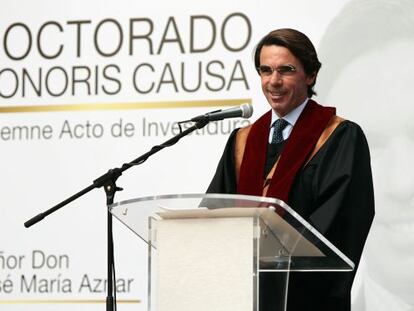 El expresidente del Gobierno Jos&eacute; Mar&iacute;a Aznar pronuncia un discurso despu&eacute;s de recibir el &quot;doctor honoris causa&quot; esta semana de la Universidad de las Am&eacute;ricas, en Quito (Ecuador).