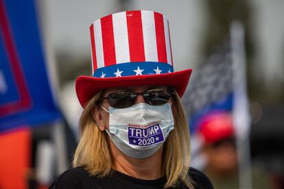 Una mujer con mascarilla favorable a la reelección del presidente Donald Trump.