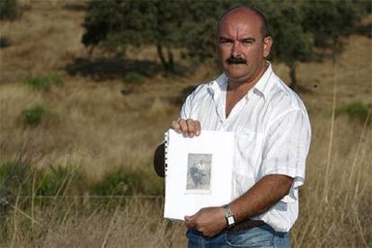 Pereira, con la foto de su abuelo, en la finca donde lo mataron.