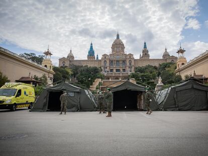 Ejército en las inmediaciones de la Fira de Muestras de Barcelona durante el estado de alarma decretado a consecuencia del coronavirus, en Barcelona.
David Zorrakino / Europa Press
25/03/2020