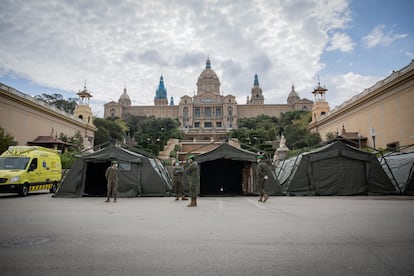 Ejército en las inmediaciones de la Fira de Muestras de Barcelona durante el estado de alarma decretado a consecuencia del coronavirus, en Barcelona.
David Zorrakino / Europa Press
25/03/2020