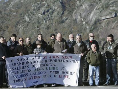 Ecologistas y pescadores contra el "continuo expolio" del Eume