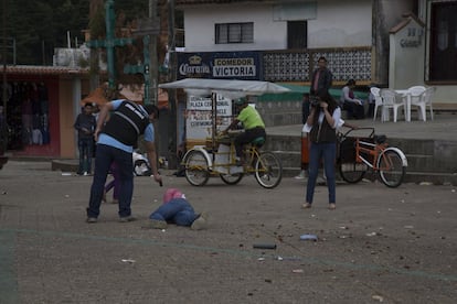 Miembros de la policía ministerial del estado de Chiapas recrean la escena del asesinato de una de las 5 víctimas oficiales de las protestas del sábado 23 de julio.