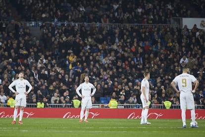 Los jugadores del Madrid se lamentan tras encajar un gol de la Real Sociedad. 