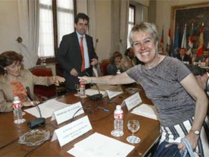 De izquierda a derecha, la ministra Carmen Calvo; el director general de Cooperación y Comunicación, Carlos Alberdi, y la consejera de Cataluña, Caterina Mieras.