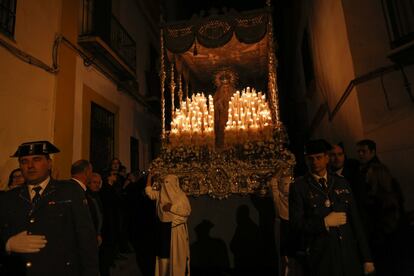 El paso de la Virgen de los Negritos en Sevilla.