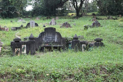 Los monumentos funerarios de los Peranakan imitan "el vientre de la madre tierra".