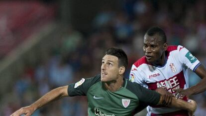 Aduriz, agarrado por Agbo Uche.