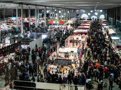 Uno de los pabellones en el primer día de la 28ª edición del Salón del Manga celebrado en la Fira de Gran Via (Hospitalet) por primera vez.