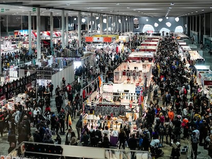 Uno de los pabellones en el primer día de la 28ª edición del Salón del Manga celebrado en la Fira de Gran Via (Hospitalet) por primera vez.