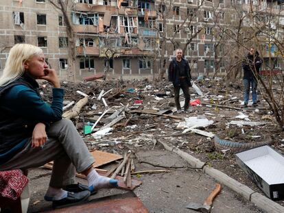 Vecinos de Mariupol se reúnen cerca de un edificio derruido durante la invasión rusa de Ucrania, a 18 de abril de 2022.