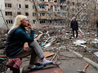 Vecinos de Mariupol se reúnen cerca de un edificio derruido durante la invasión rusa de Ucrania, a 18 de abril de 2022.