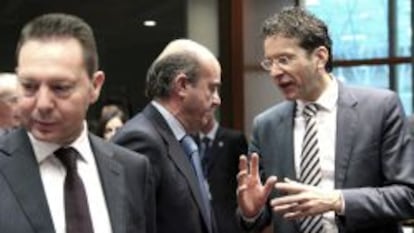 El ministro espa&ntilde;ol de Econom&iacute;a, Luis de Guindos, charla con su hom&oacute;logo holand&eacute;s y presidente del Eurogrupo, Jeroen Dijsselbloem.