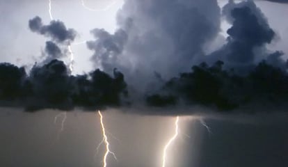 Descarga de rayos de una tormenta sobre el mar. 