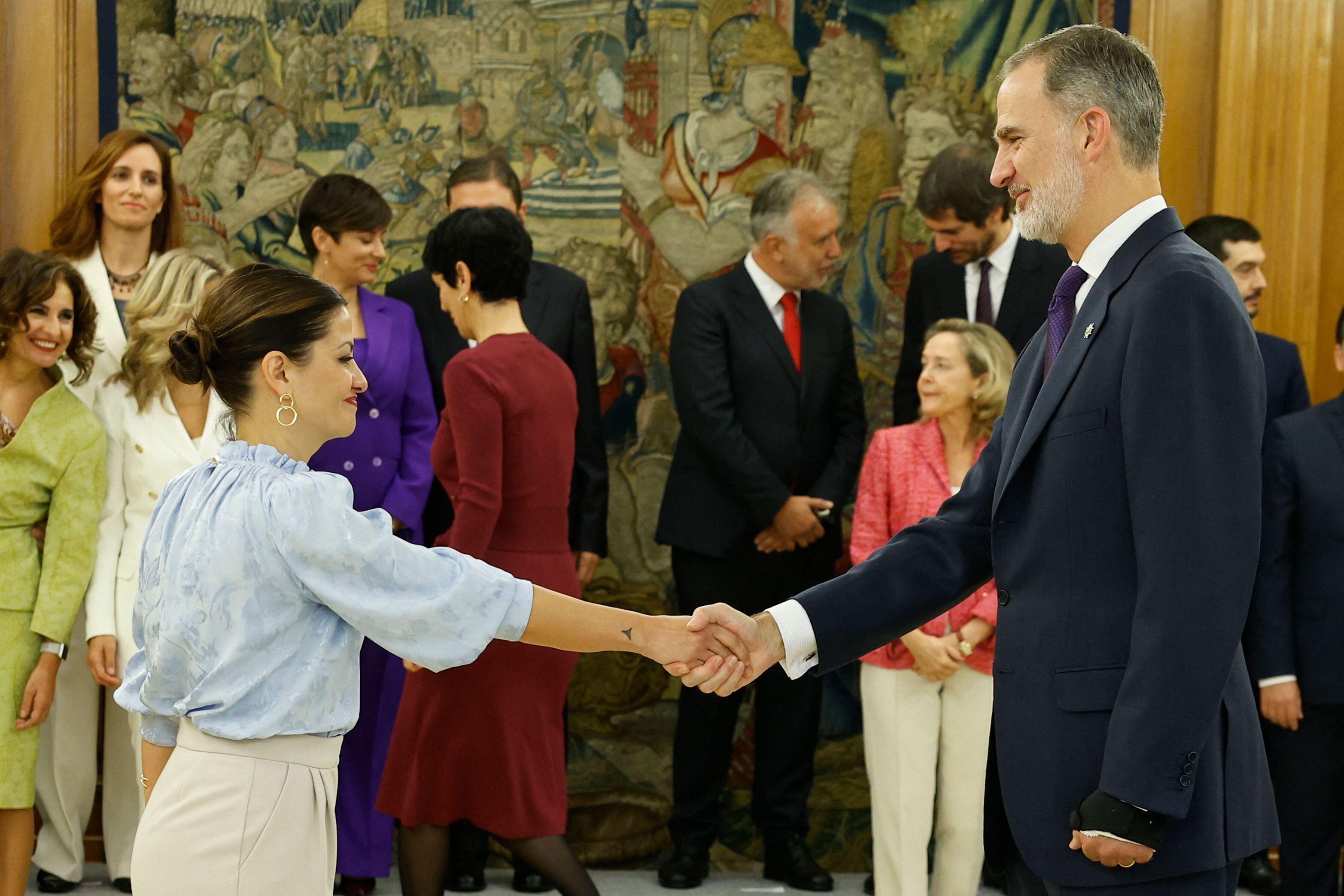 La nueva ministra de Infancia y Juventud, Sira Rego, saluda al Rey tras prometer el cargo.