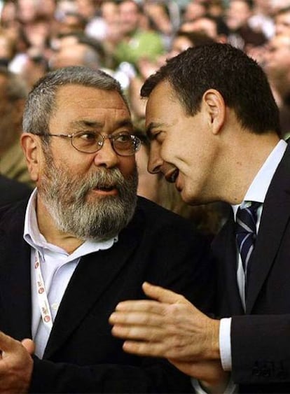 El presidente del Gobierno, José Luis Rodríguez Zapatero, con el secretario general de UGT, Cándido Méndez, durante la celebración del 40º Congreso Federal del sindicato