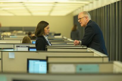 Angela Adams y Harold Harper (Alia Shawkat y John Lithgow en la serie)  forman parte del reparto. Su misión, frenar las intenciones de Dan Chase. 