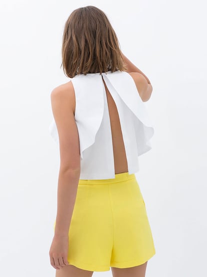 Top con volantes y abertura trasera de Zara (25,95 euros).