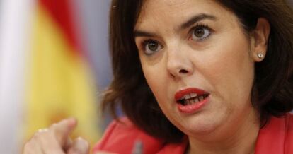 La vicepresidenta del Gobierno en funciones, Soraya S&aacute;enz de Santamar&iacute;a, durante la rueda de prensa posterior a la reuni&oacute;n del Consejo de Ministros, hoy en La Moncloa. 