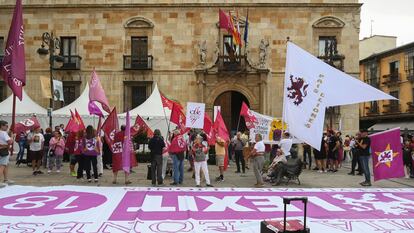 Concentración en apoyo a la declaración de autonomía para León, el miércoles ante el Palacio de los Guzmanes, sede de la Diputación.