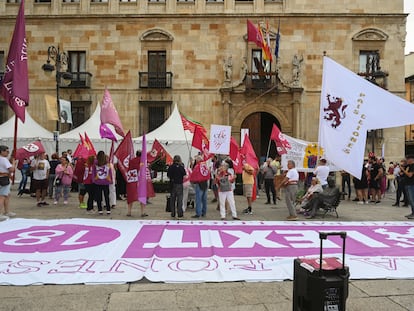 Concentración en apoyo a la declaración de autonomía para León, el miércoles ante el Palacio de los Guzmanes, sede de la Diputación.