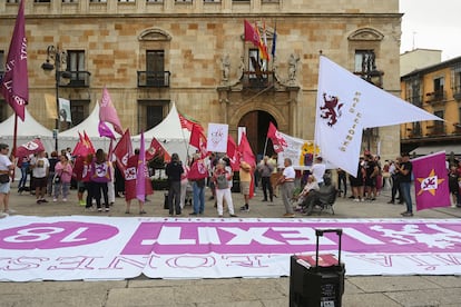 Concentración en apoyo a la declaración de autonomía para León, el miércoles ante el Palacio de los Guzmanes, sede de la Diputación.