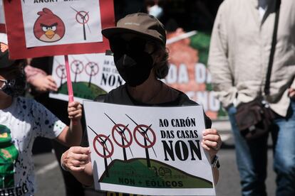 Una mujer sostiene una pancarta durante la manifestación de esta mañana en Santiago.