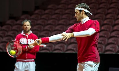 Roger Federer prueba la pista de Lille donde se celebra la final de la Copa Davis.
