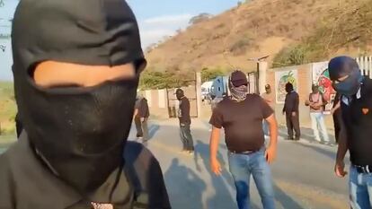 Hombres encapuchados de Motozintla, Chiapas, aclararan en un video que no fue un montaje haber interceptado a Claudia Sheinbaum en su gira por el estado, este 24 de abril.