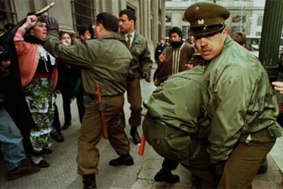 La policía arresta a unos mapuches tras una protesta en Santiago de Chile.