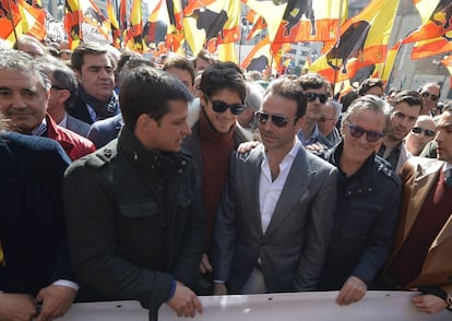 Al término de la manifestación, el matador de toros valenciano Enrique Ponce ha leído un manifiesto desde uno de los balcones de la plaza de toros en defensa de "un bien cultural, que ampara la Constitución" y ha reivindicado la tauromaquia "como portadora de valores sociales y humanos, y como soporte básico y principal de la biodiversidad en nuestro país".