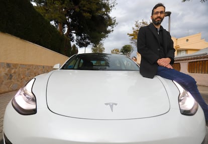 Álvaro Gutiérrez, con su Tesla Model 3 en Alicante. 