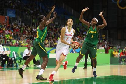 Alba Torrens se abre paso ante las defensoras senegalesas