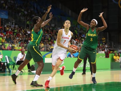 Alba Torrens se abre paso ante las defensoras senegalesas