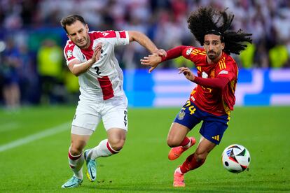 Otar Kakabadze de Georgia y Marc Cucurella de España disputan un balón.