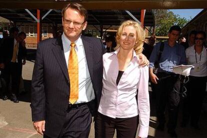 El laborista Mark Latham y su esposa, Janine Lacy, ayer en la escuela de Sidney donde estudió el candidato.