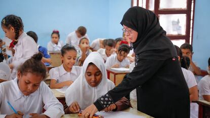 Una profesora imparte una clase de diseño en Saif Ben Thei Yazan, en Adén (Yemen). La escalada del conflicto empezado en 2015 ha incrementado en casi medio millón el número de niños y jóvenes sin escolarizar, elevando el total a dos millones. Dos tercios de las infraestructuras escolásticas están dañadas y el 27% están cerradas.
