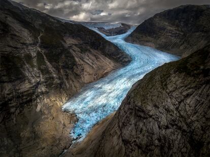 El glaciar Jostedal se abre paso a través de las montañas hasta el lago Nigardsbrevatnet, en el parque nacional de Jostedalsbreen (Noruega).