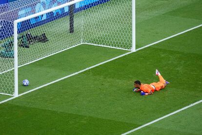 Guillaume Restes observa, abatido, cómo el balón entra en su portería en el primer gol de España.