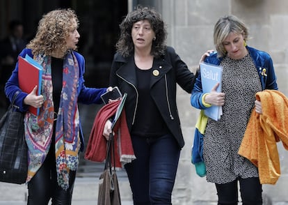 Las consejereas de Justicia, Ester Capella (i), de Agricultura y Pesca, Teresa Jordá (c) y de Sanidad, Alba Vergés (d).