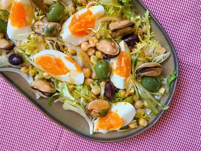 Ensalada de escarola, garbanzos y mejillones en escabeche