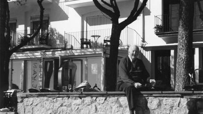 Tom Sharpe in front of the Hotel Llevant in Llafranc, Catalonia.