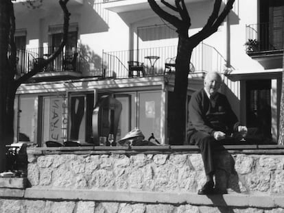 Tom Sharpe in front of the Hotel Llevant in Llafranc, Catalonia.