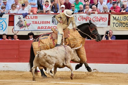 El picador Javier Sánchez, en uno de los puyazos al toro de Prieto de la Cal.