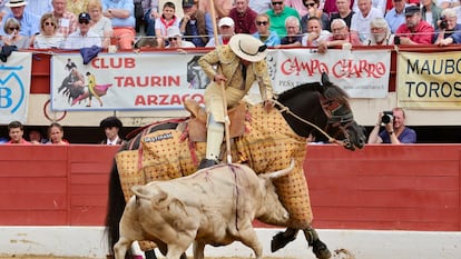 El picador Javier Sánchez, en uno de los puyazos al toro de Prieto de la Cal.